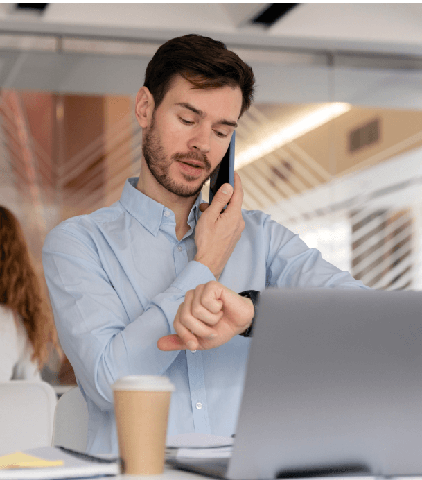 hombre optimizando tiempos en ingresos y salidas con fuseaccess