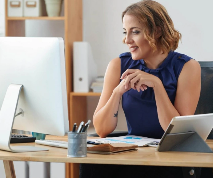 administradora gestionando edificios desde su oficina