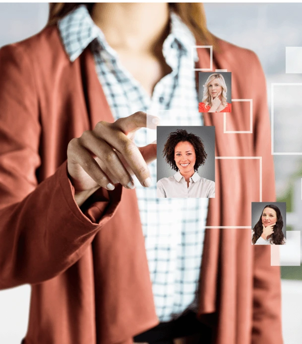 mujer gestionando ivitados desde la app fuseaccess