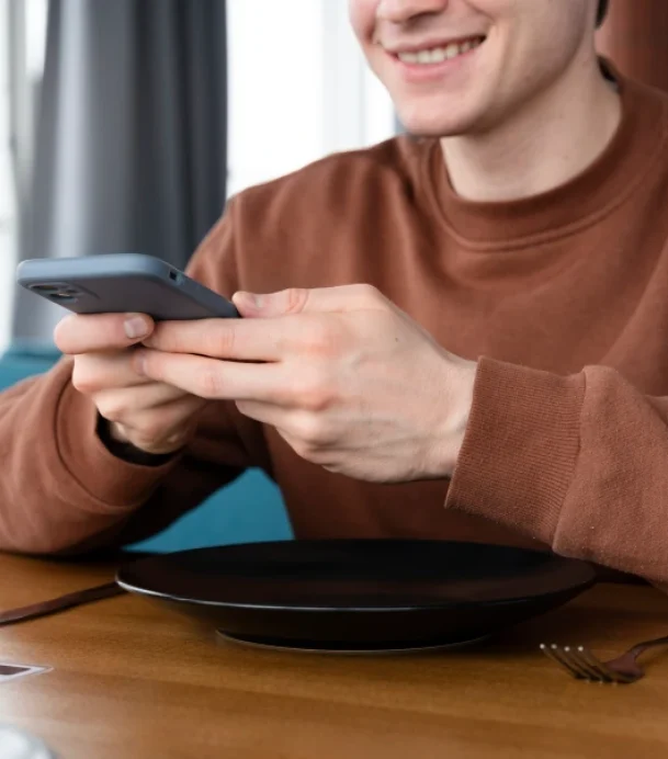 hombre-aprobando-acceso-desde-la-app