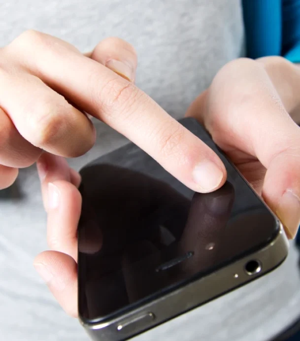 mujer-presionando-boton-panico-desde-la-app